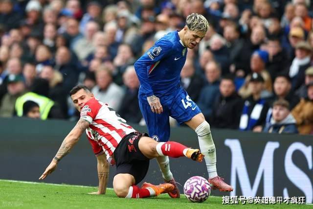 英超转会潜伏两重天!扎卡击败切尔西,亨德森凯莱赫击败利物浦!