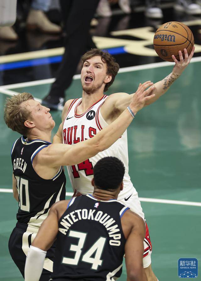 NBA常规赛|雄鹿胜公牛