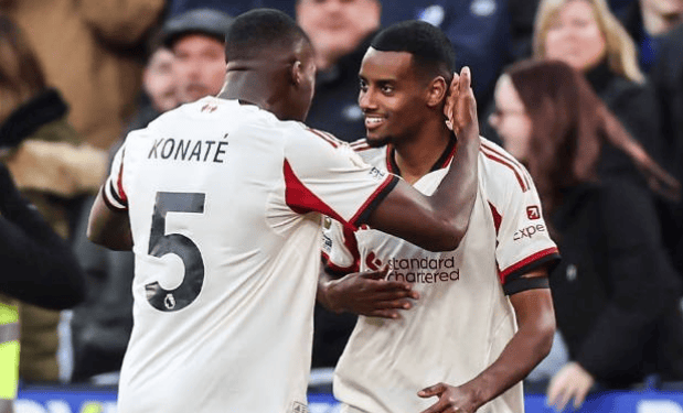 英超最新积分榜:阿森纳战平蓝军5分领跑,曼联客场逆转攀升第7!