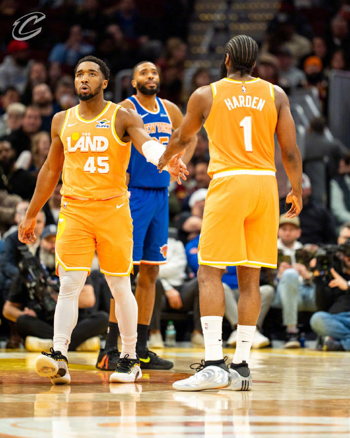 拒绝被三杀,骑士战绩追平尼克斯!米切尔23+5+4,哈登0罚球20分